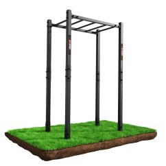Freistehendes Outdoor-Hangelgerüst aus schwarzem Stahl mit vier Pfosten und Monkey-Bar-Element, dargestellt auf einem freigestellten Rasenquerschnitt