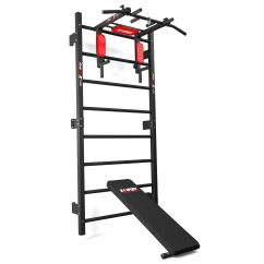 Schwarze Sprossenwand mit montierter Klimmzugstange, Dip-Station und Schrägbank für vielseitiges Ganzkörpertraining