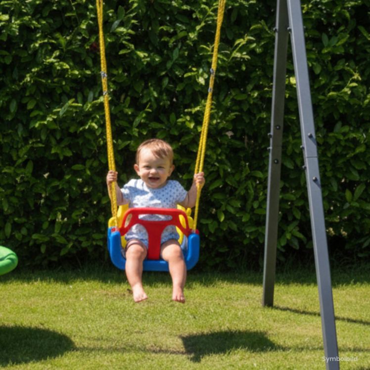 Kind auf 3in1 Babyschaukel im Garten – sichere Outdoor Kinderschaukel mit Rückenlehne und Schutzbügel für Kleinkinder