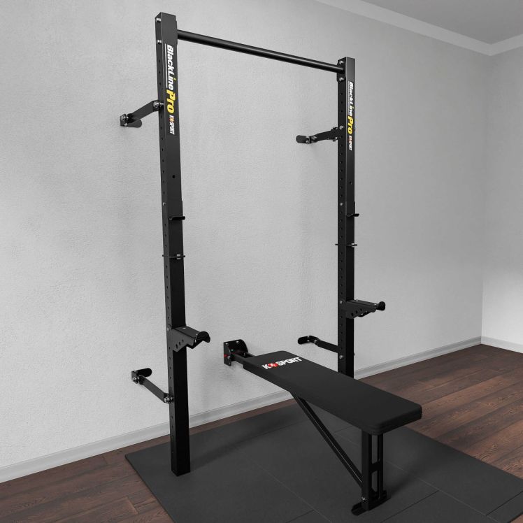 Klappbares Wall Rack mit montierter Hantelbank im Trainingsraum