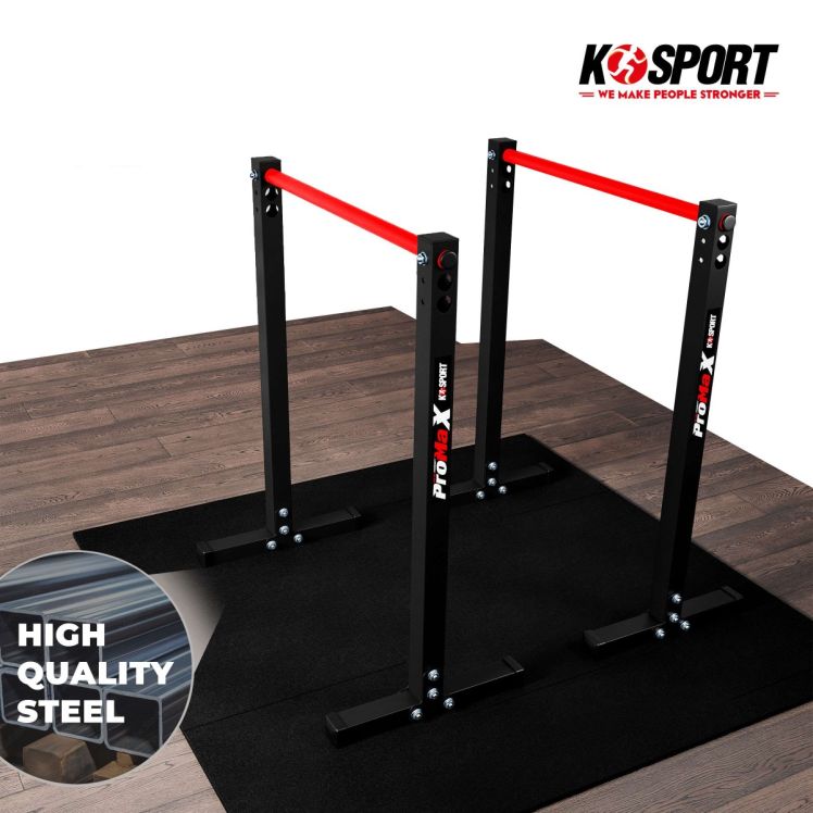K-Sport Dip-Bar auf Holzfußboden und Bodenmatten mit Qualitätsstahl-Hinweis