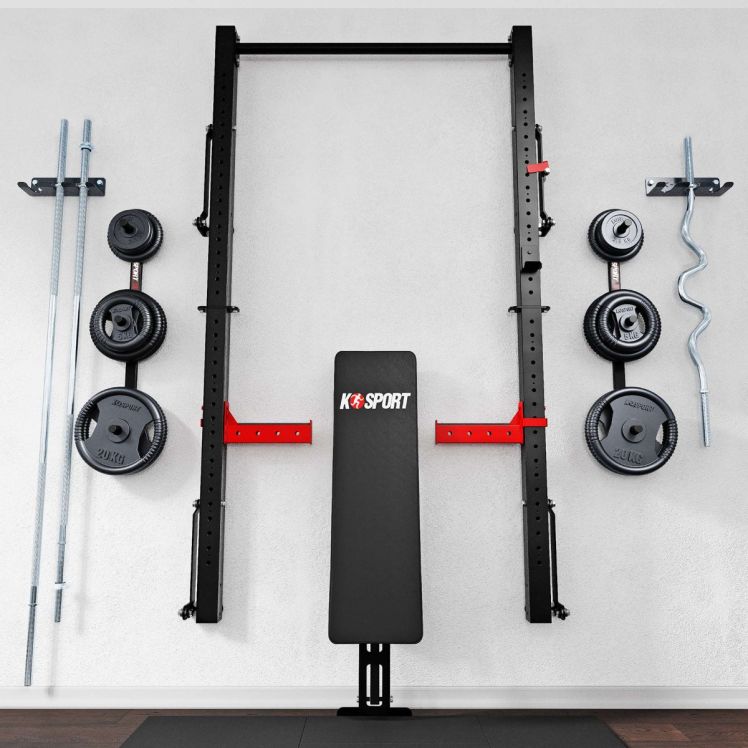 Hantelbank klappbar zur Wandmontage umringt von anderen K-Sport Produkten, montiert an der Wand