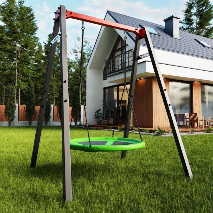 Kinderschaukel im Garten mit grüner Nestschaukel, ideal für aktive Outdoor-Spiele