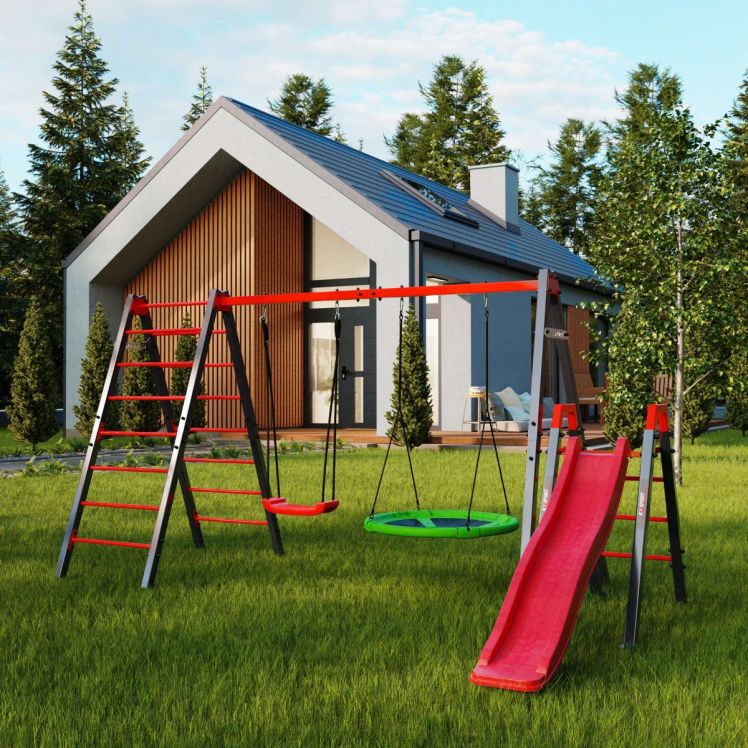 Klettergerüst mit Rutsche und Schaukeln im Garten vor einem modernen Haus mit Holzverkleidung