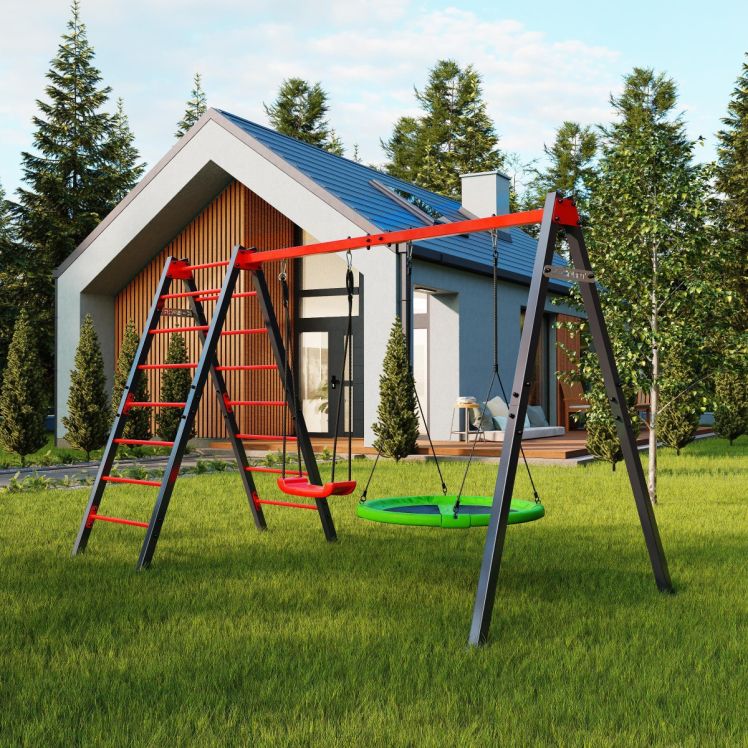 Schaukelgestell mit Nestschaukel in einem Garten mit Bäumen und Haus