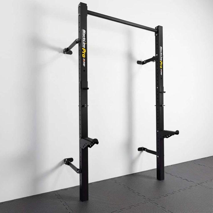 Klappbares Half Rack zur Wandmontage mit Pull-up-Stange in aufgebauter Position