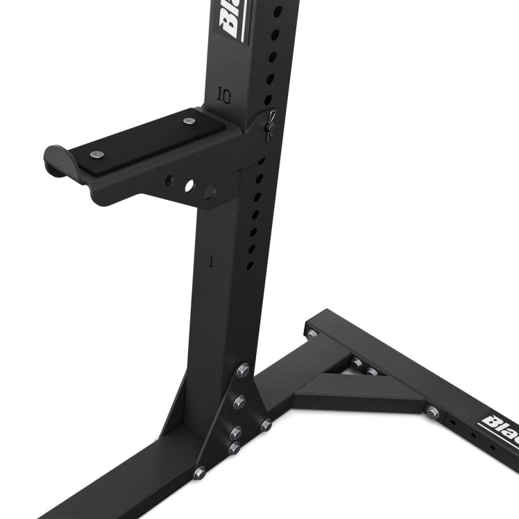Verstellbare J-Hooks am Blackline Pro Squat Rack zur sicheren Langhantelablage