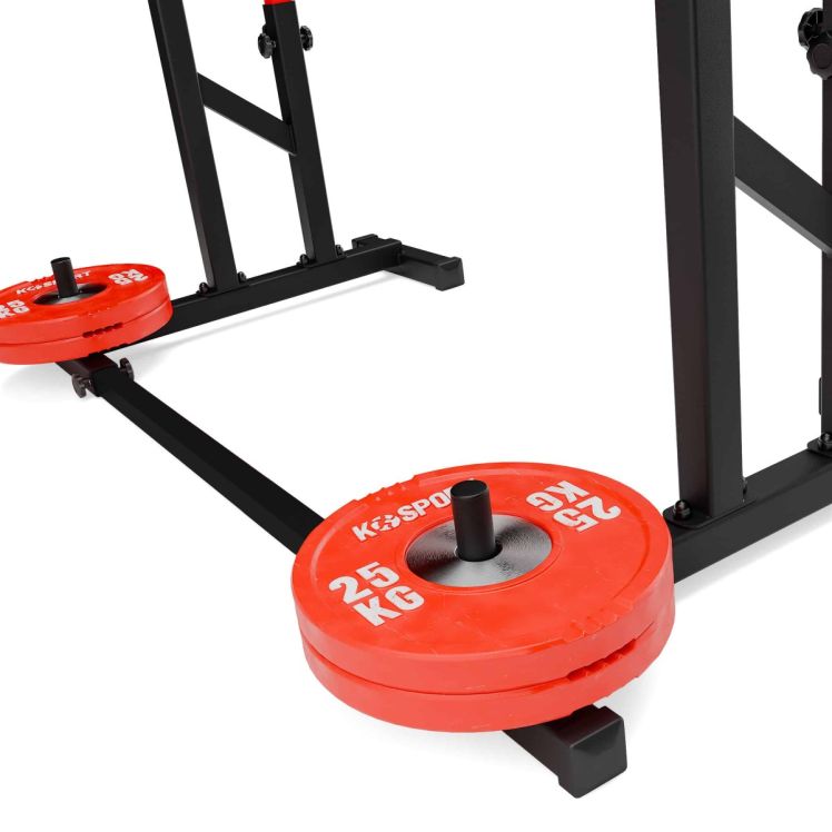 Integrierter Gewichtsscheibenhalter am Squat Rack mit aufgesteckten roten 25-Kilogramm-Hantelscheiben