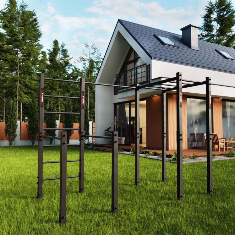 Outdoor Calisthenics Trainingsgerät mit Sprossenwand und Hangelleiter im Garten eines Einfamilienhauses