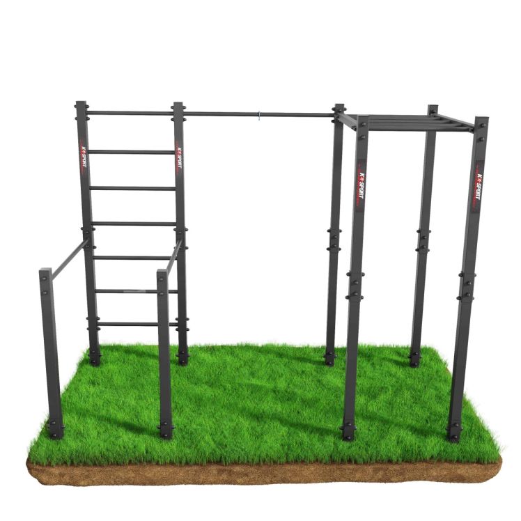 Freistehendes Outdoor Calisthenics Trainingsgerät mit Sprossenwand und Monkey Bars, Ansicht von vorne auf grüner Rasenfläche