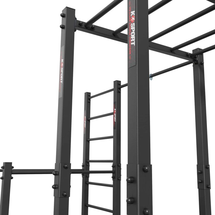 Detailansicht der Hangelleiter und Pfosten eines Outdoor Calisthenics Geräts mit hochwertiger Pulverbeschichtung