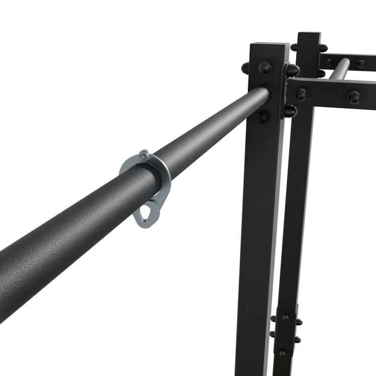 Nahaufnahme einer Klimmzugstange mit stabiler Schraubverbindung am Outdoor Calisthenics Trainingsgerät
