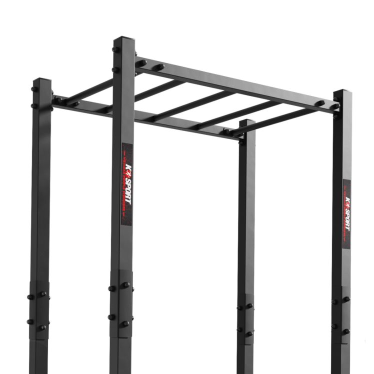 Detailansicht des oberen Bereichs eines Outdoor-Hangelgerüsts mit Monkey Bars und verschraubter Stahlkonstruktion