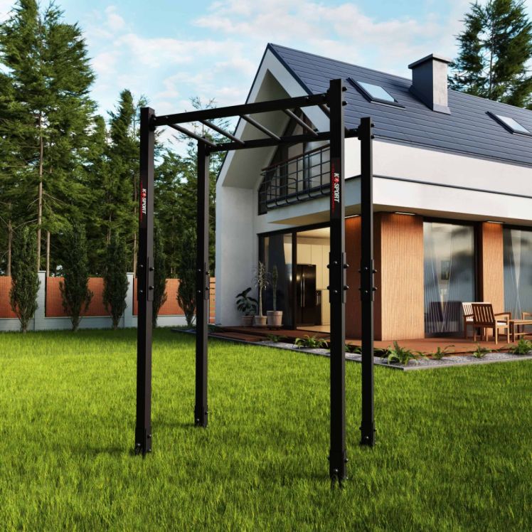Outdoor-Hangelgerüst im Einsatzkontext im Garten eines modernen Hauses, freistehend auf Rasenfläche aus seitlicher Perspektive