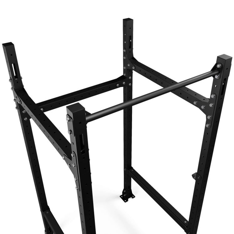 Schrägansicht des Power Racks mit verschraubten Querstreben und stabiler Vierpfosten-Konstruktion