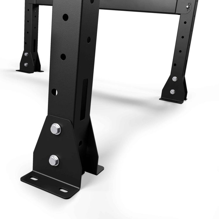 Stabiler Fuß eines Power Racks zur sicheren Bodenmontage mit verschraubter Stahlbasis