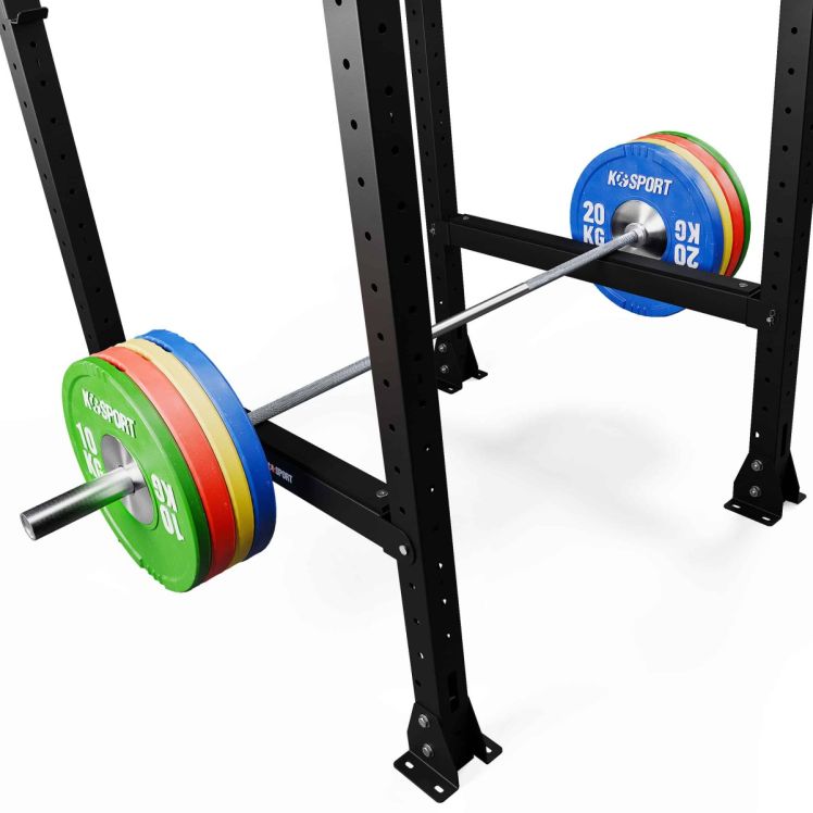 Power Rack mit Langhantel und farbigen Bumper Plates für professionelles Krafttraining und Powerlifting