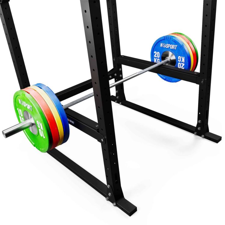 Power Rack mit Langhantel und Bumper Plates in niedriger Ablageposition für sicheres Krafttraining
