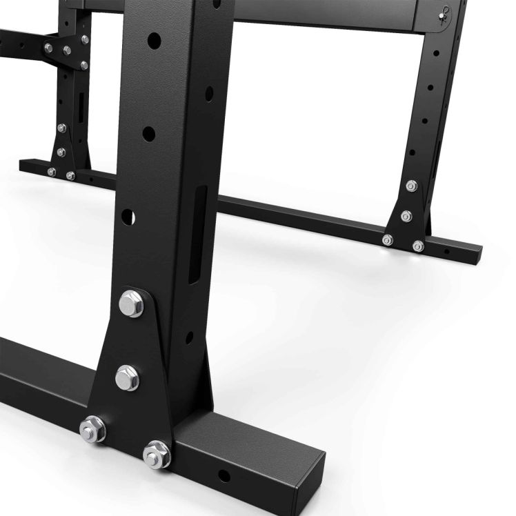 Stabile Fußkonstruktion eines freistehenden Power Racks mit verschraubten Stahlprofilen für sicheren Stand