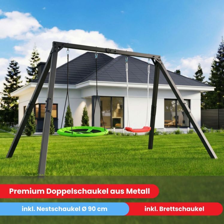Doppelschaukel aus Metall im Garten vor Haus mit Nestschaukel und Brettschaukel