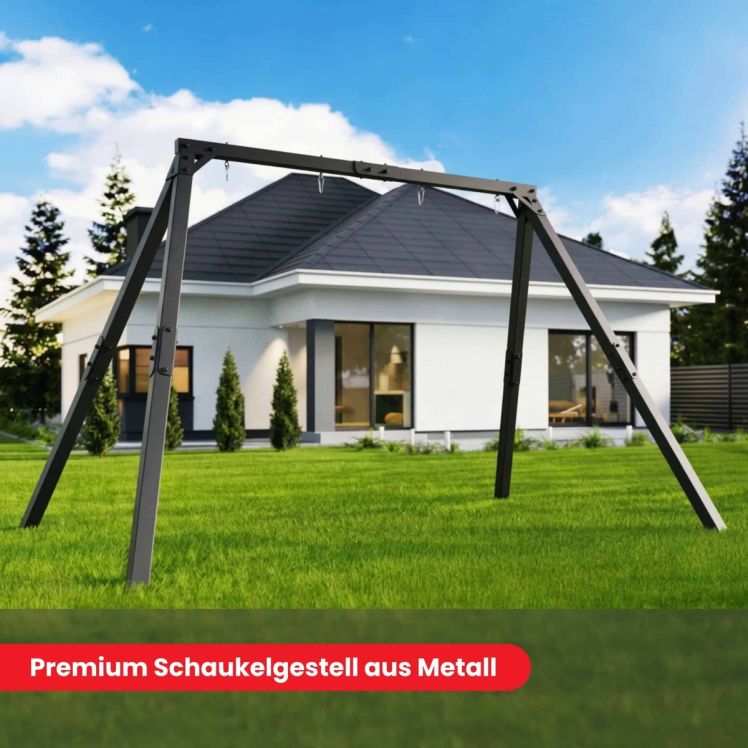 Modernes Schaukelgestell aus Metall im Garten vor Haus, wetterfest und langlebig für Familien