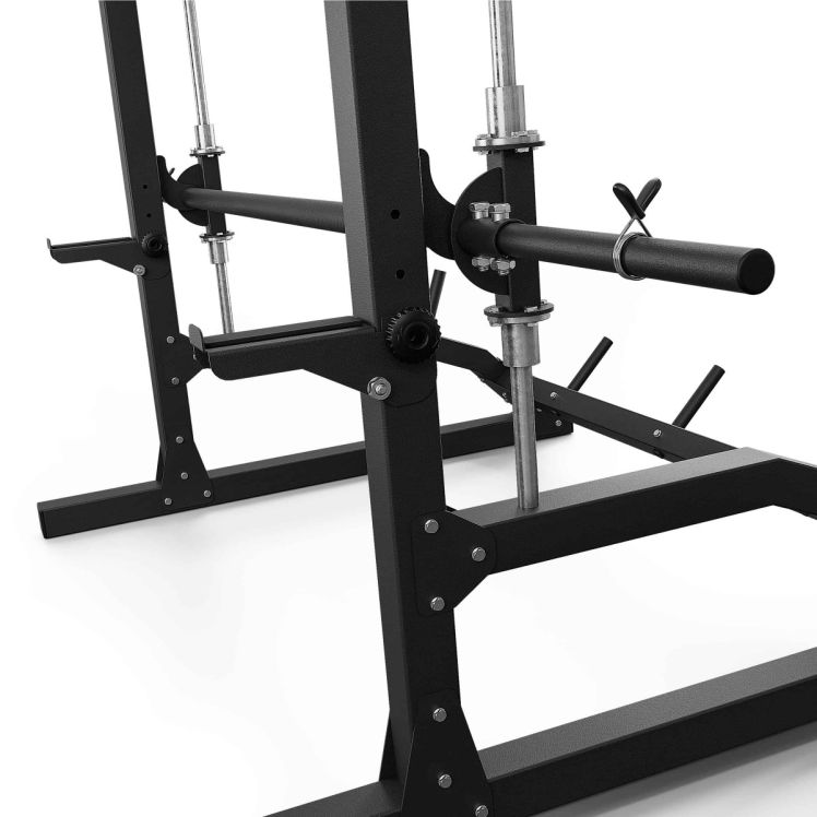 Nahaufnahme der verstellbaren Sicherheitsablagen (Spotter Arms) an der Smith Machine