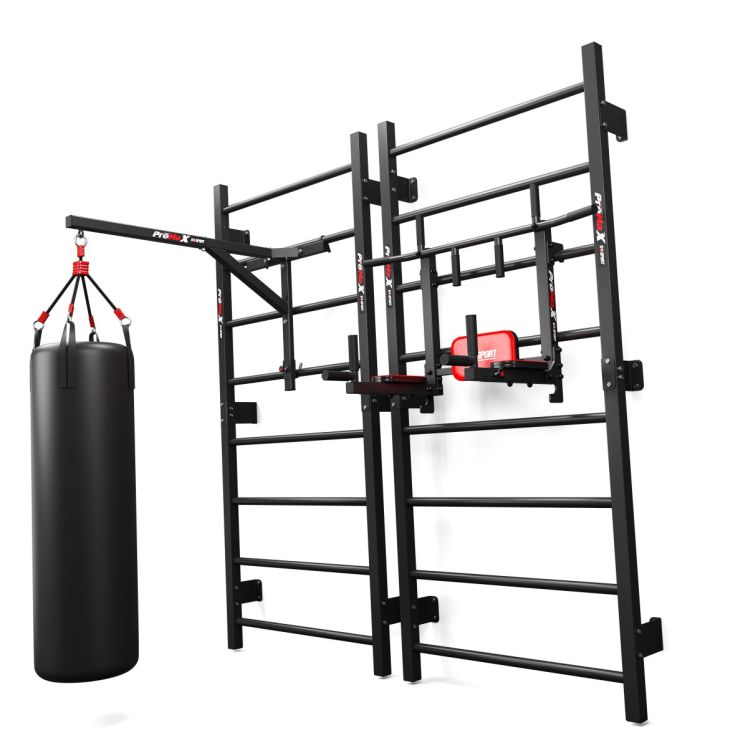 Modulare Sprossenwand mit Zubehör wie Boxsack, Dip-Barren und Trainingsstation