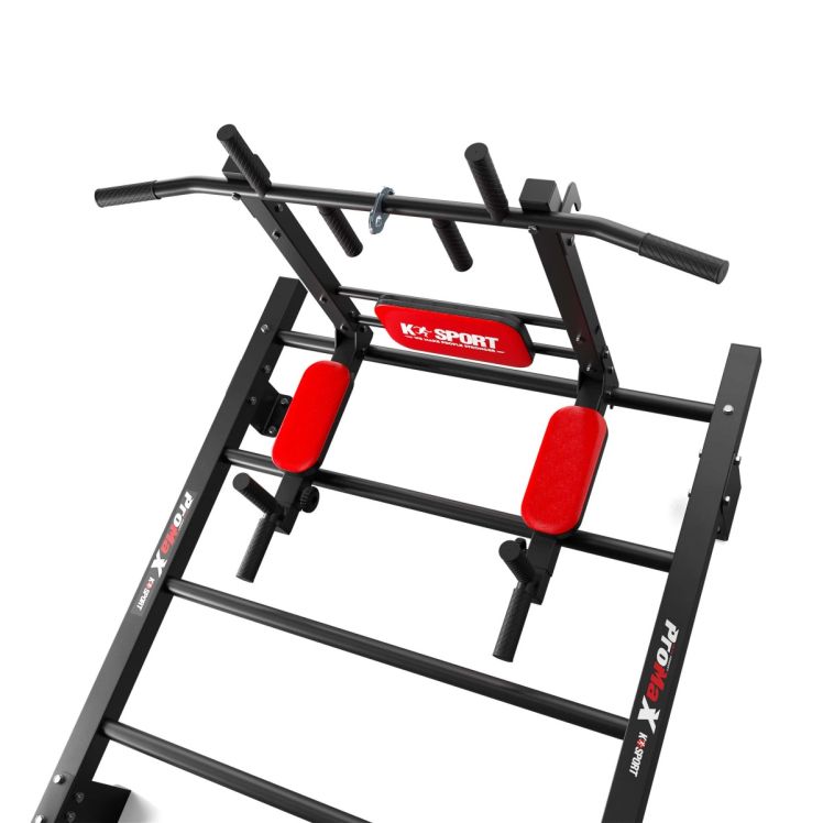 Nahaufnahme des oberen Bereichs der Sprossenwand mit Pull-up Stange und den roten Polstern der Dip-Station
