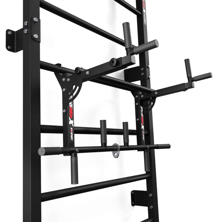 Seitliche Ansicht der montierten Dip-Vorrichtung an der Sprossenwand mit Klimmzugstange/Dip Station