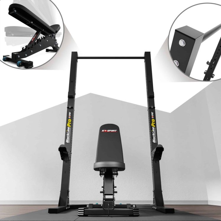 Frontansicht eines Squat Racks mit verstellbarer Trainingsbank und Pull-up-Stange in einem Home-Gym