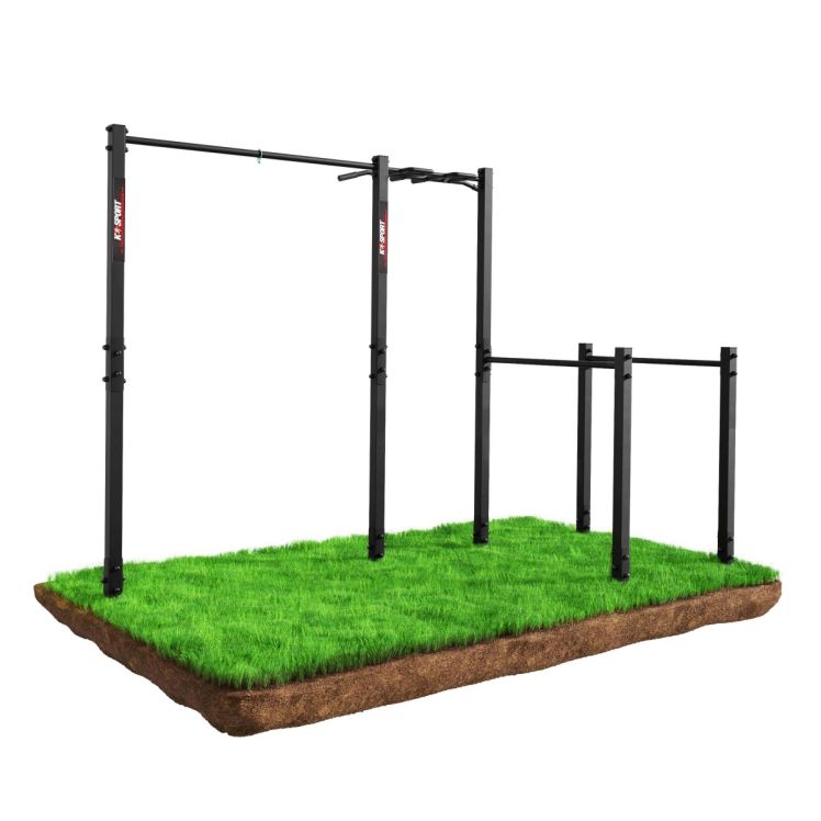 Outdoor-Fitnessstation mit Klimmzugstange, Monkey Bar und Barren auf freistehendem Erd- und Grasfundament, Produktdarstellung auf weißem Hintergrund