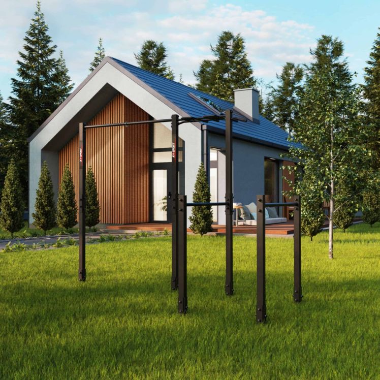 Outdoor-Turngerät mit Klimmzugstange, Monkey Bar und Barren im Garten eines modernen Hauses, vollständige Trainingsstation im Einsatz
