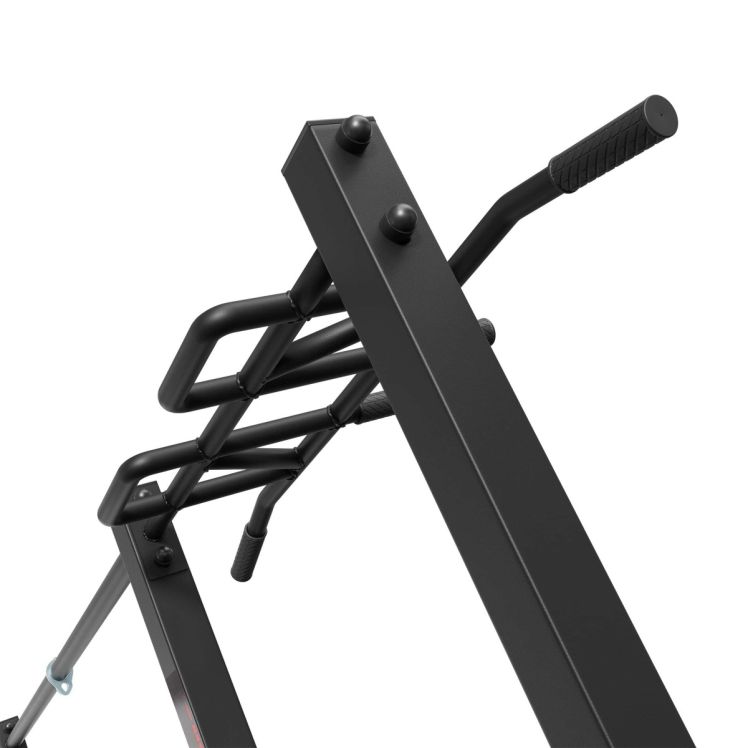 Nahaufnahme der Klimmzuggriffe und Querstreben des Outdoor-Fitnessgeräts, ergonomische Griffe und massive Verschraubung