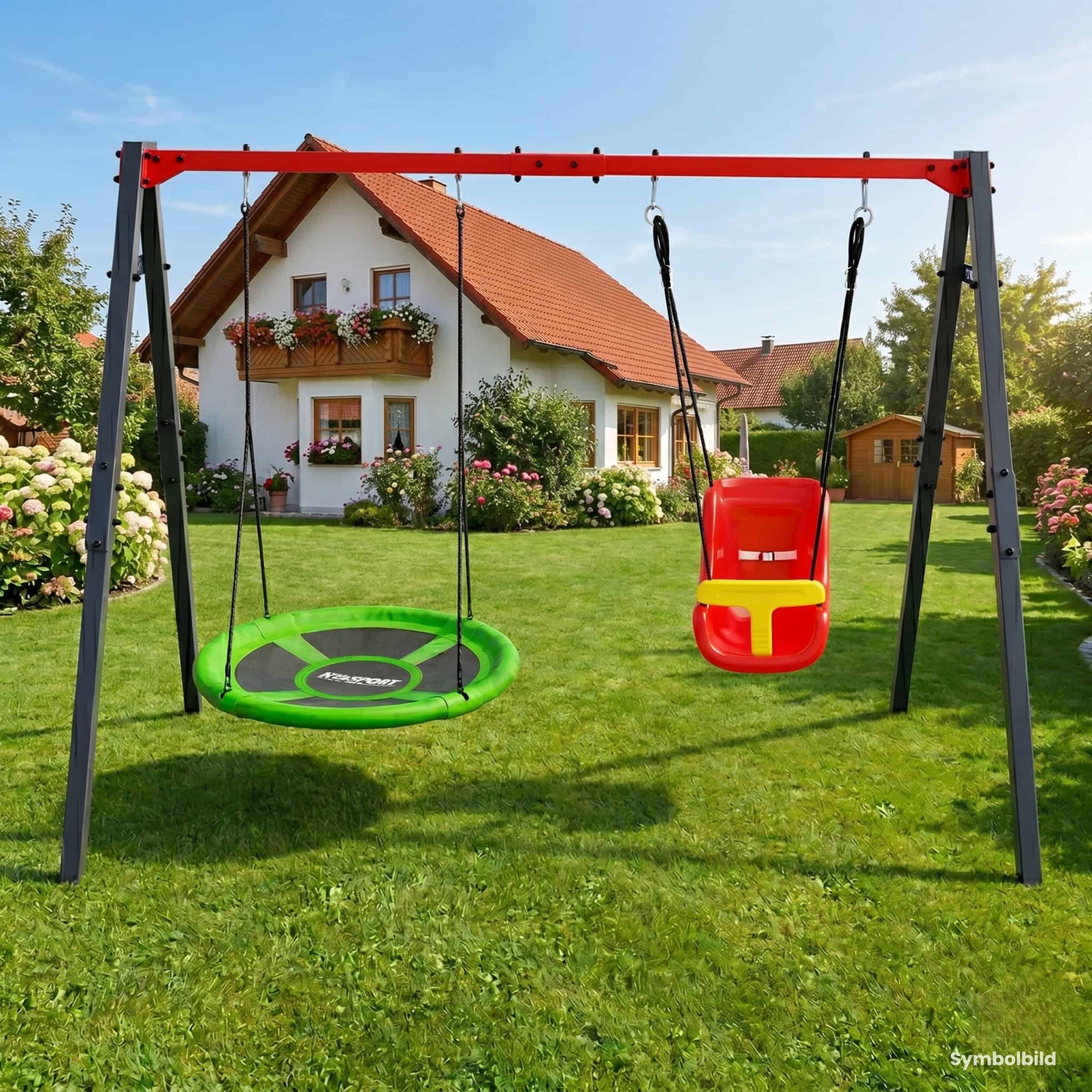 Wetterfestes Metall-Schaukelset mit Nestschaukel und Babyschaukel vor Wohnhaus im gepflegten Garten