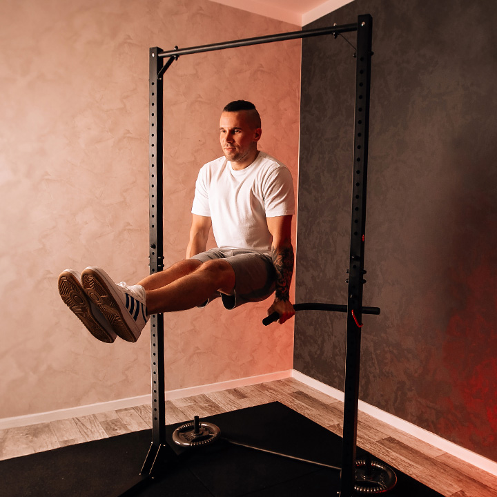 L-Sit Übung an den Dip-Barren
