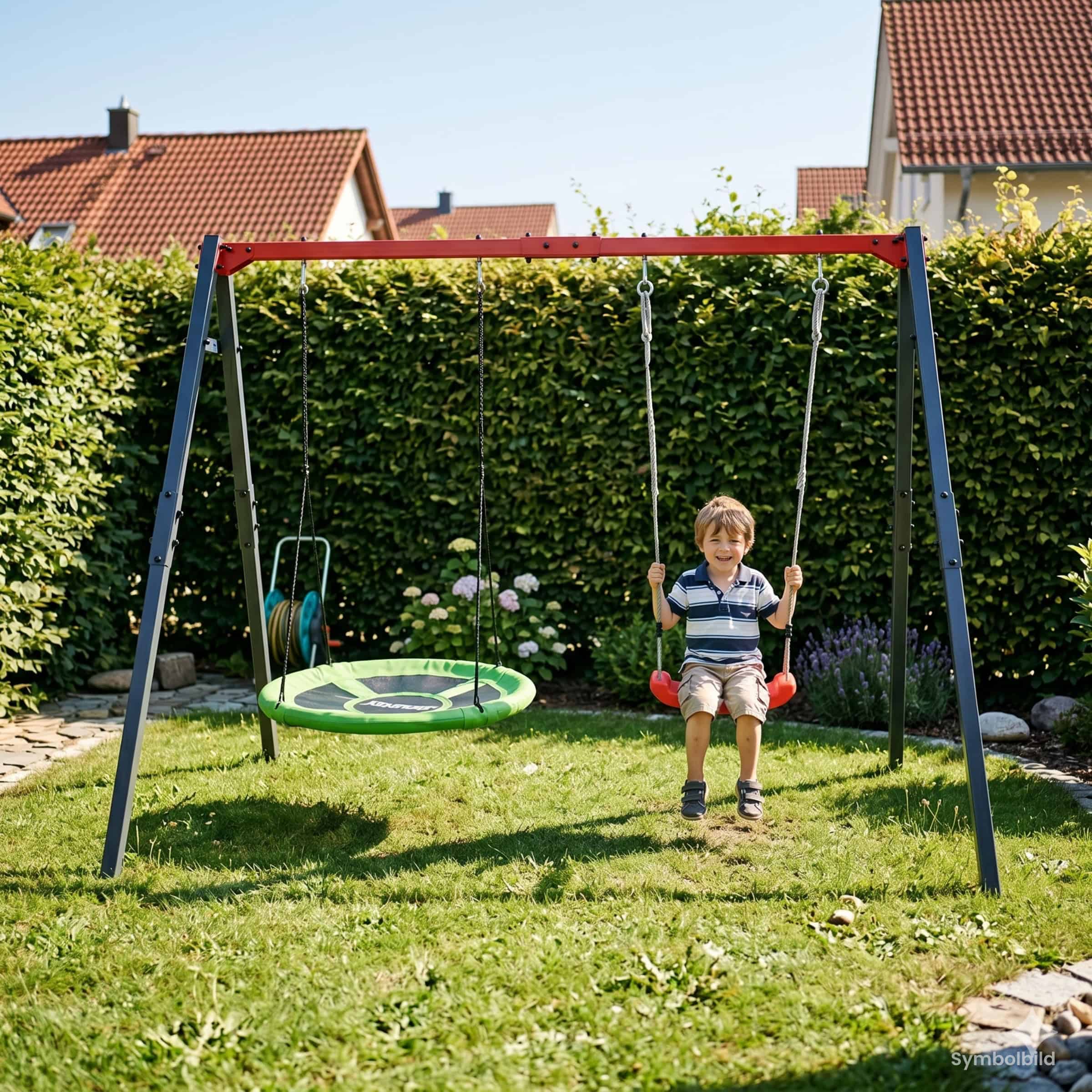 Kind schaukelt auf Brettschaukel im Garten an robuster Doppelschaukel mit Nestschaukel