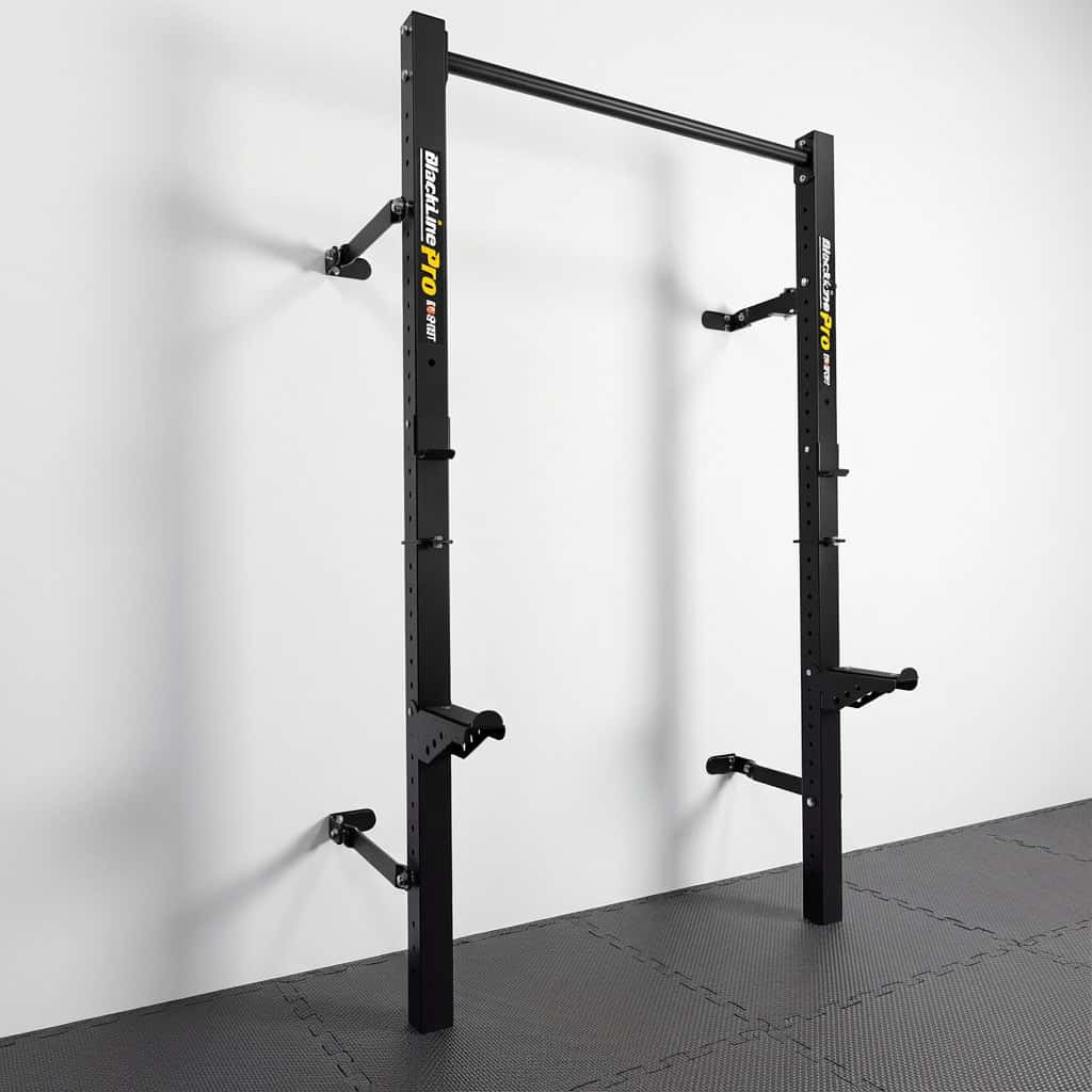 Home-Gym Setup mit Half Rack, Hantelbank und bunten Gewichtsscheiben an der Wand