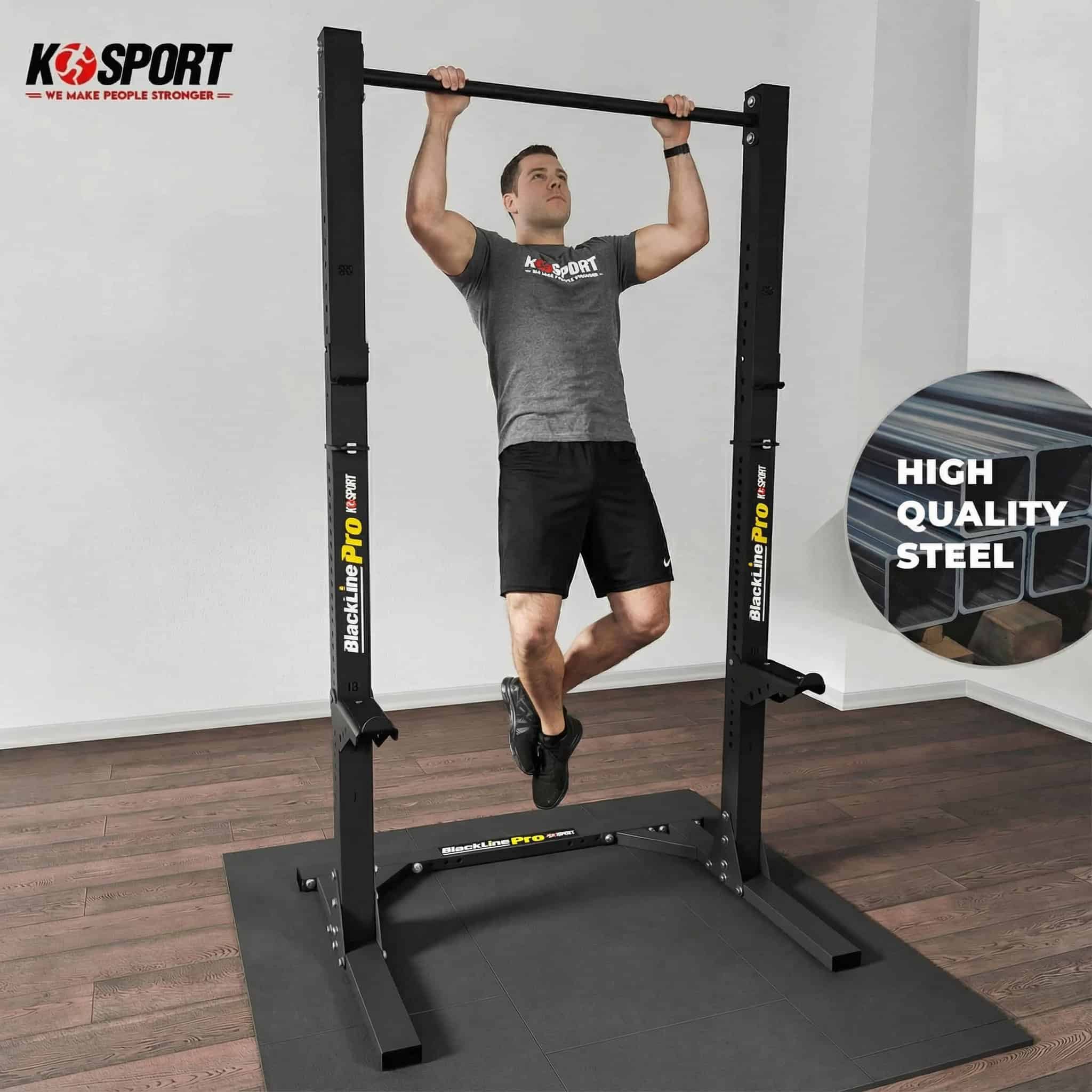 Sportler führt Klimmzüge am Blackline Pro Squat Rack aus hochwertigem Stahl im Trainingsraum aus
