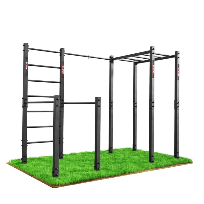 Outdoor Calisthenics Anlage aus Stahl mit Sprossenwand, Klimmzugstangen und Hangelleiter – freistehendes Garten Fitnessgerät auf Rasenfläche