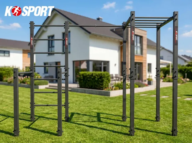 Wetterfeste Outdoor Calisthenics Station mit Klimmzugstange und Hangelleiter im Garten eines Einfamilienhauses
