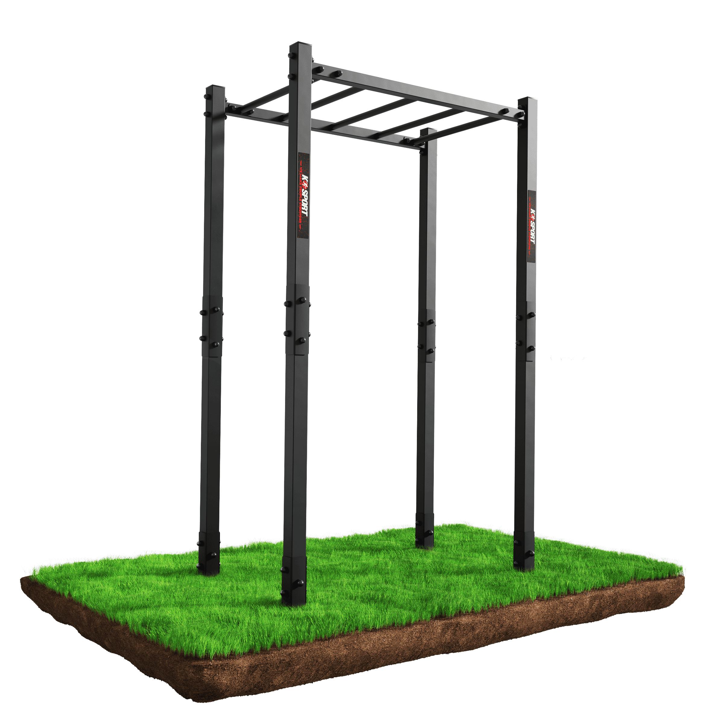 Freistehendes Outdoor-Hangelgerüst aus schwarzem Stahl mit vier Pfosten und Monkey-Bar-Element, dargestellt auf einem freigestellten Rasenquerschnitt