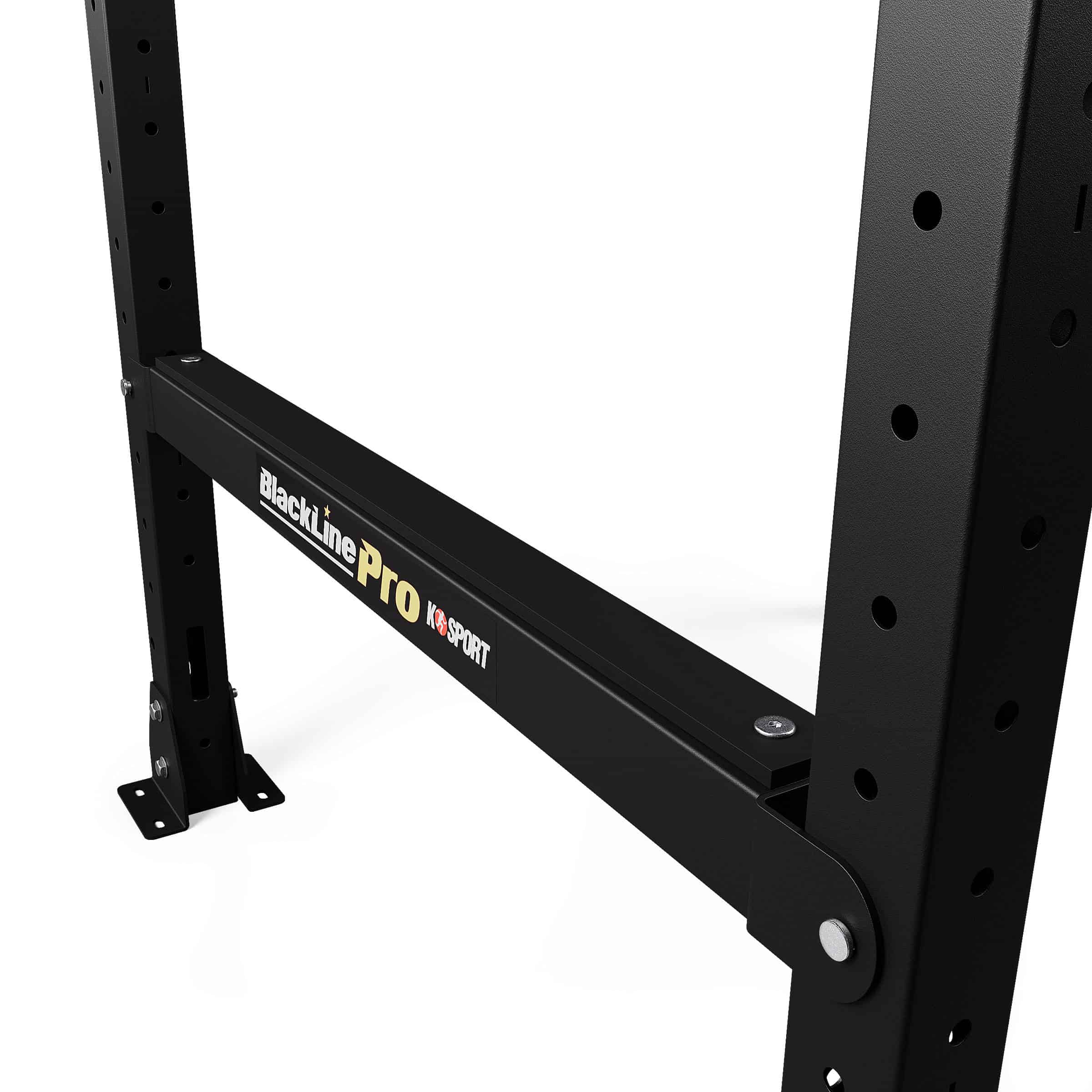 Untere Querstrebe eines Power Racks mit Blackline Pro Branding und massiver Stahlverbindung
