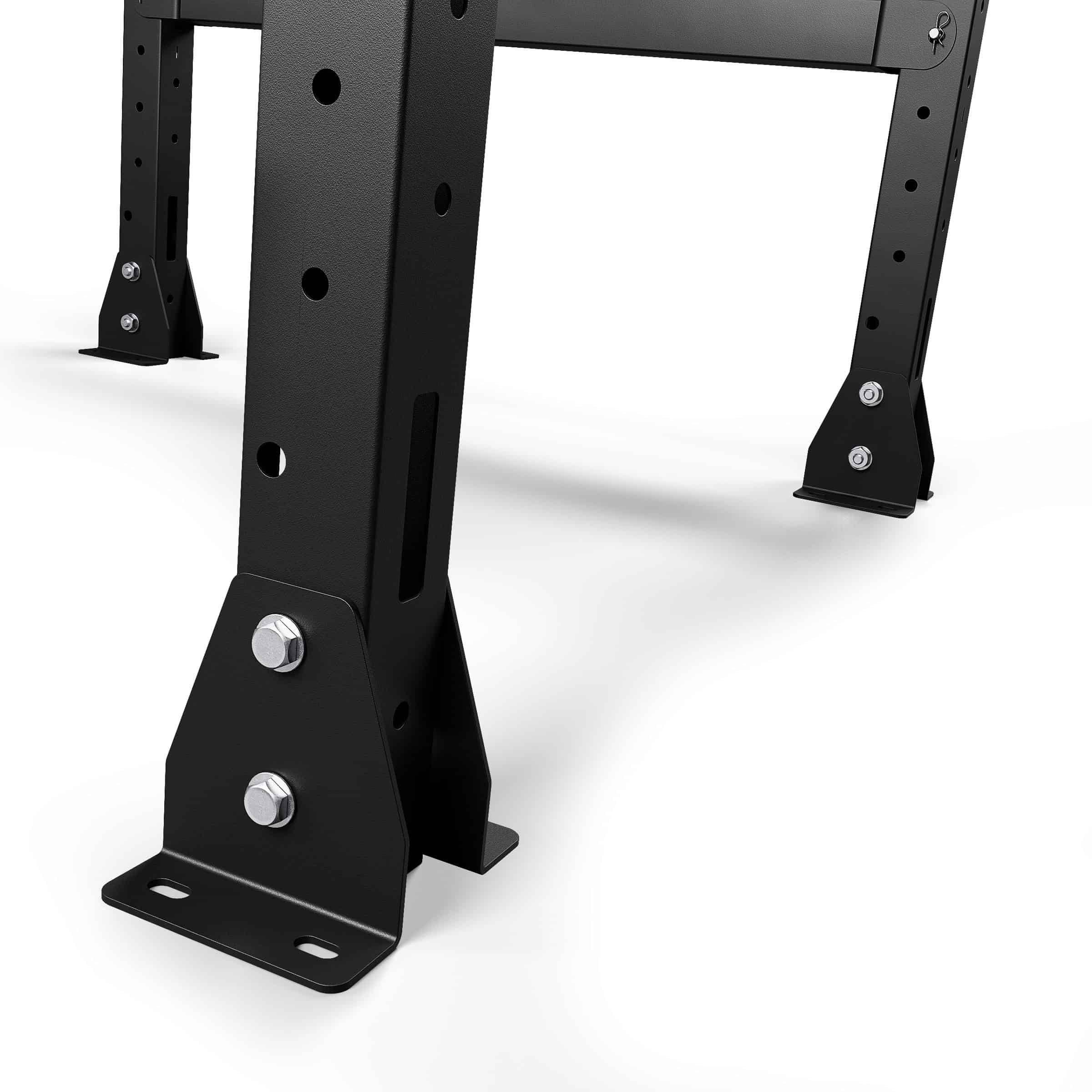 Stabile Fußplatte eines Power Racks zur sicheren Bodenmontage mit verschraubter Stahlbasis