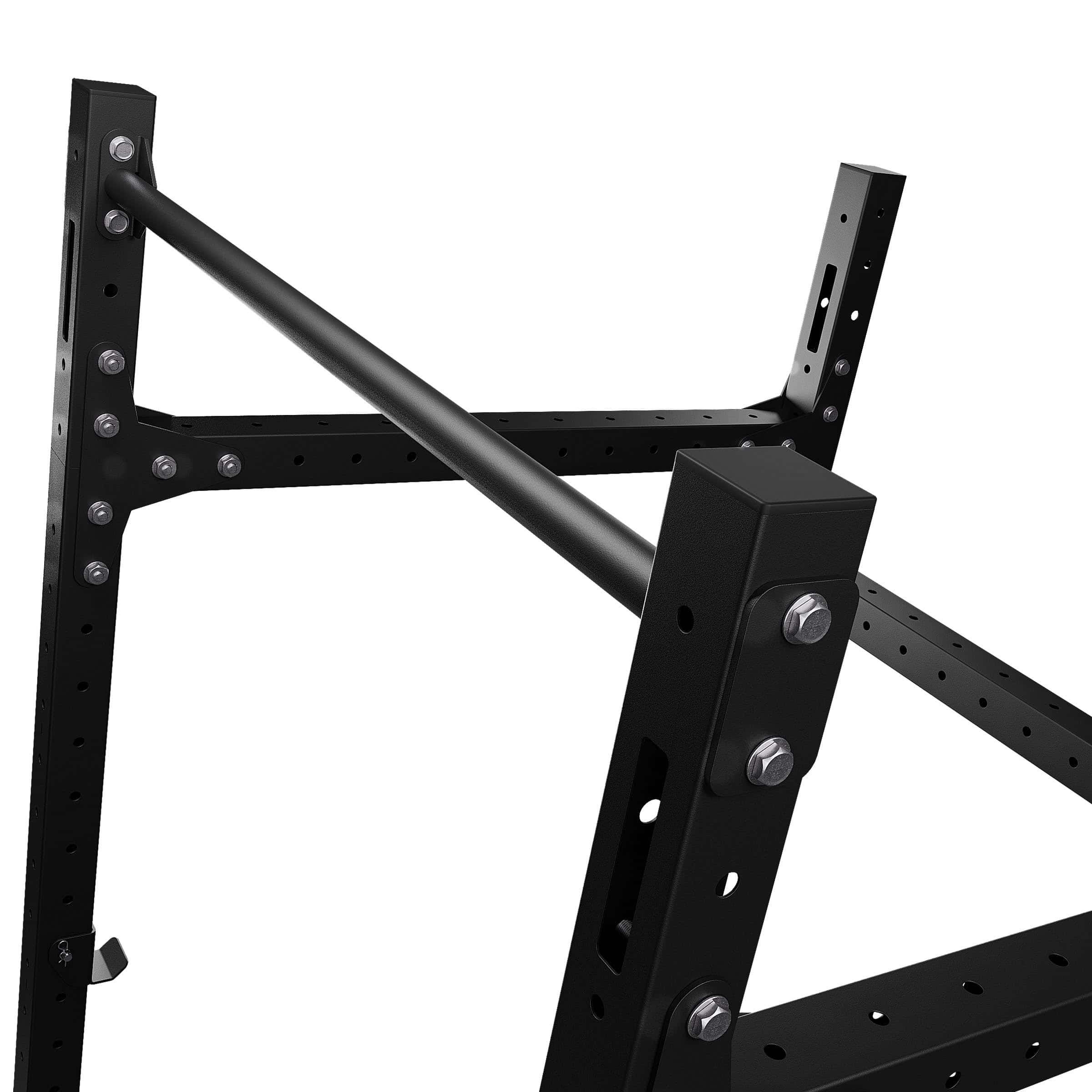 Detailansicht der schrägen Rahmenverstrebung eines Power Racks mit mehrfach verschraubter Stahlkonstruktion