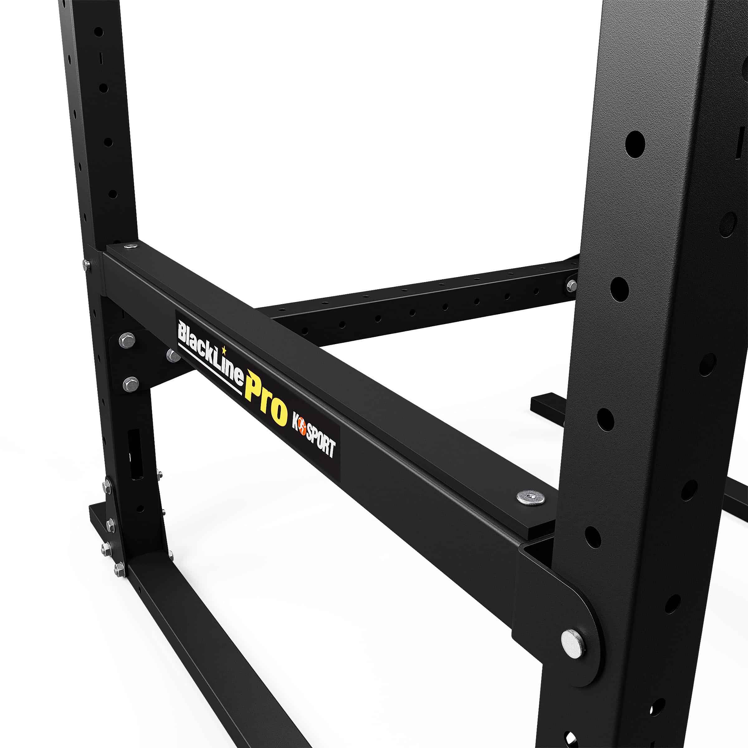 Untere Querstrebe eines freistehenden Power Racks mit Blackline Pro Branding und stabiler Stahlverbindung