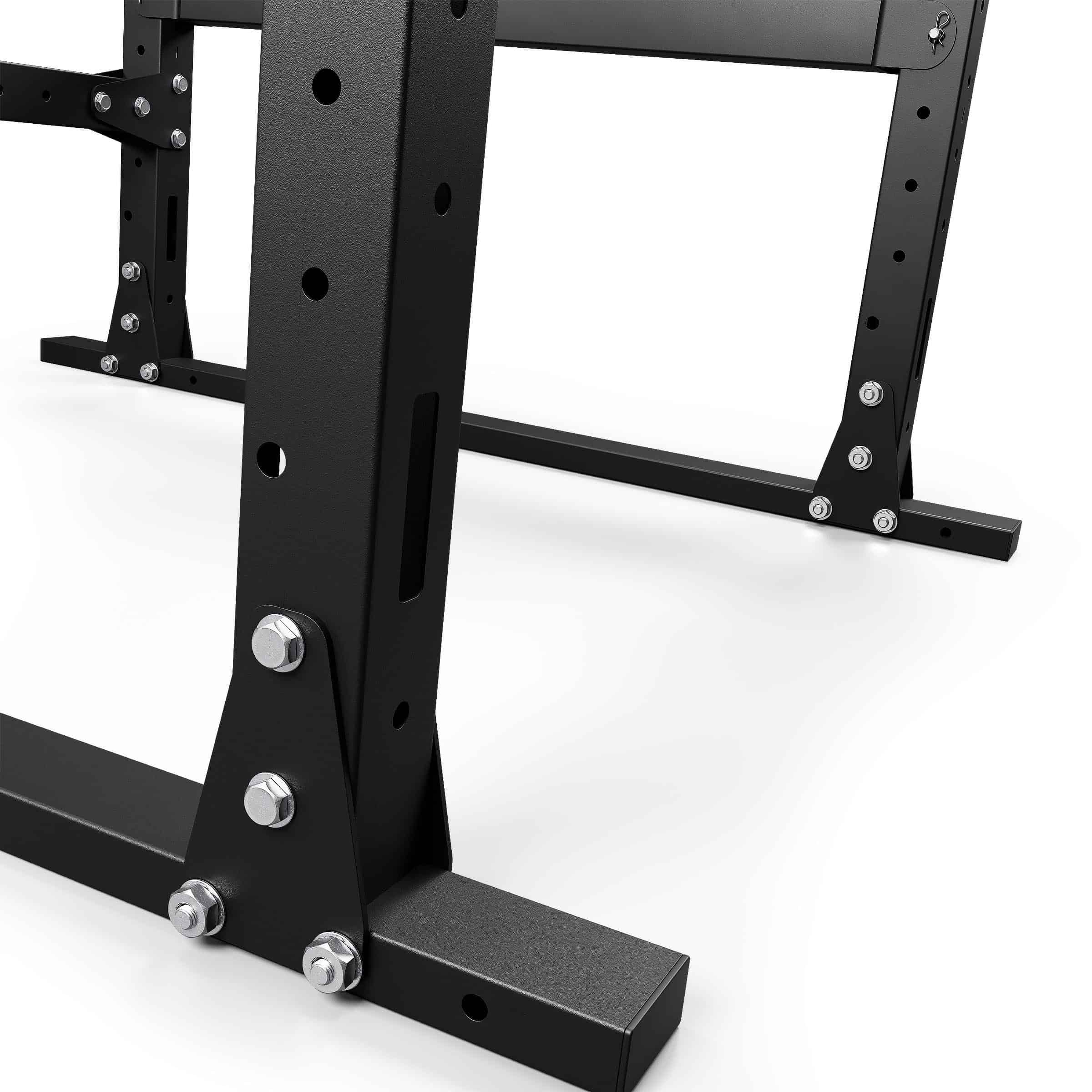 Stabile Fußkonstruktion eines freistehenden Power Racks mit verschraubten Stahlprofilen für sicheren Stand