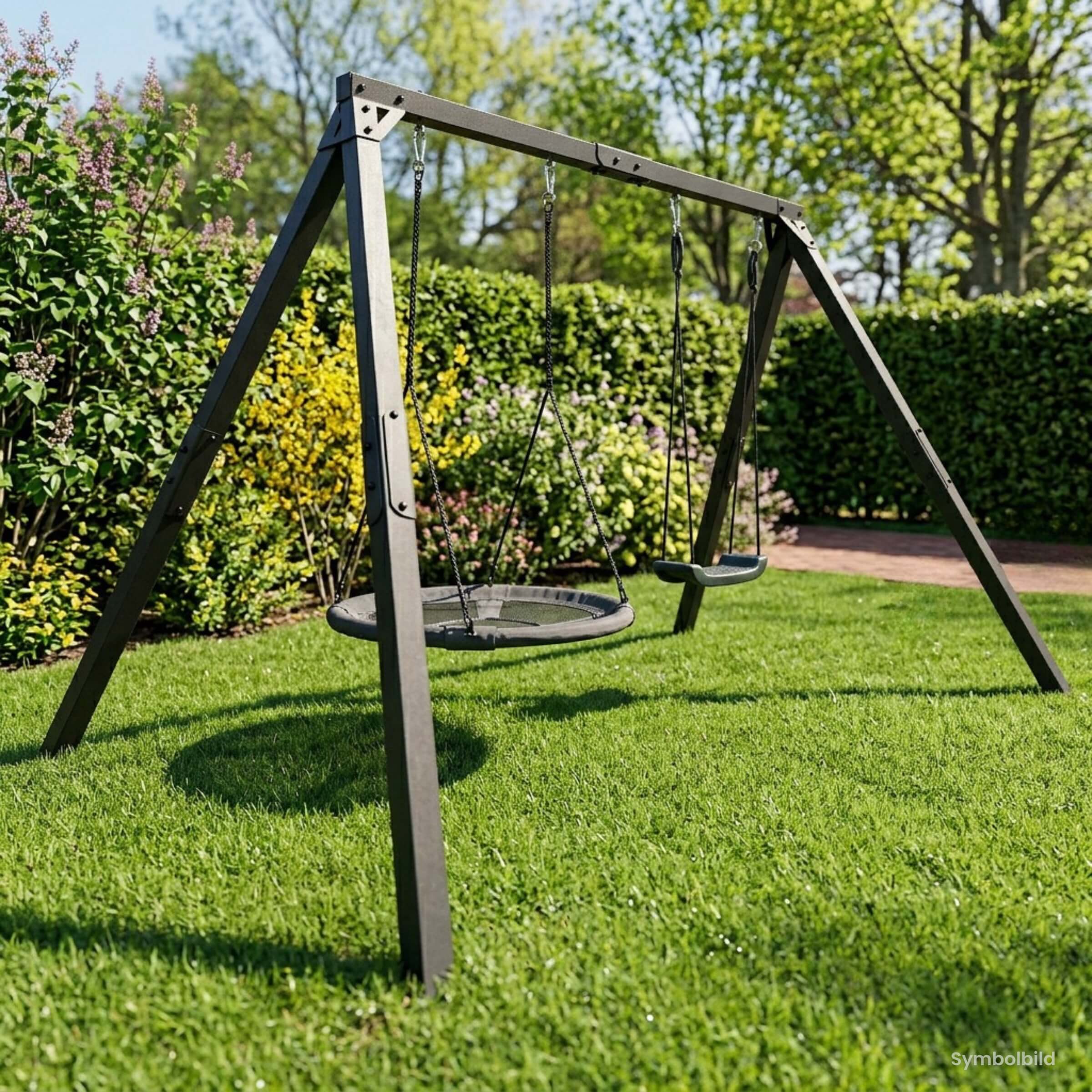Doppelschaukel aus Metall im Garten vor Haus, inkl Nestschaukel und Kinderschaukel