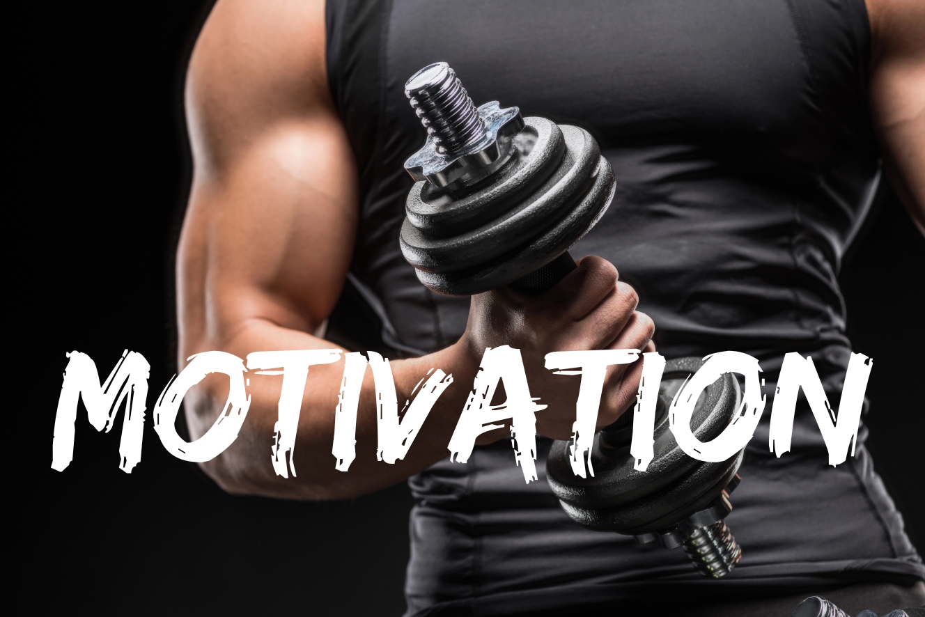 Motivierter Sportler trainiert mit Kurzhantel im Home Gym für mentale Stärke und Fitness