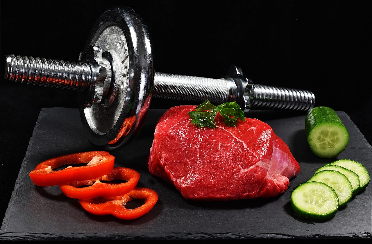 Kurzhantel mit Fleisch, Paprika und Gurke